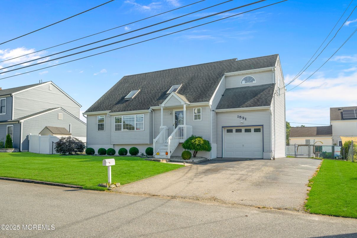 Attached, Exterior, Facade, Cape Cod