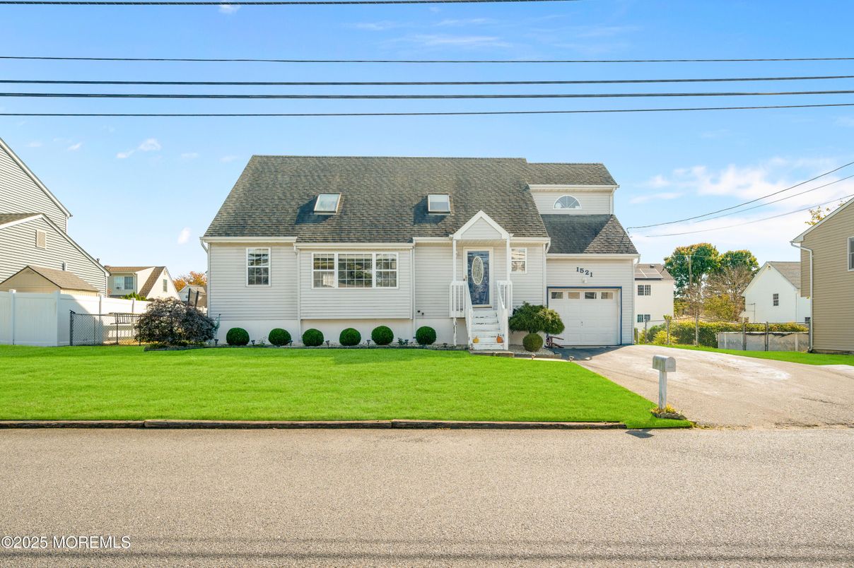 Attached, Exterior, Facade, Cape Cod