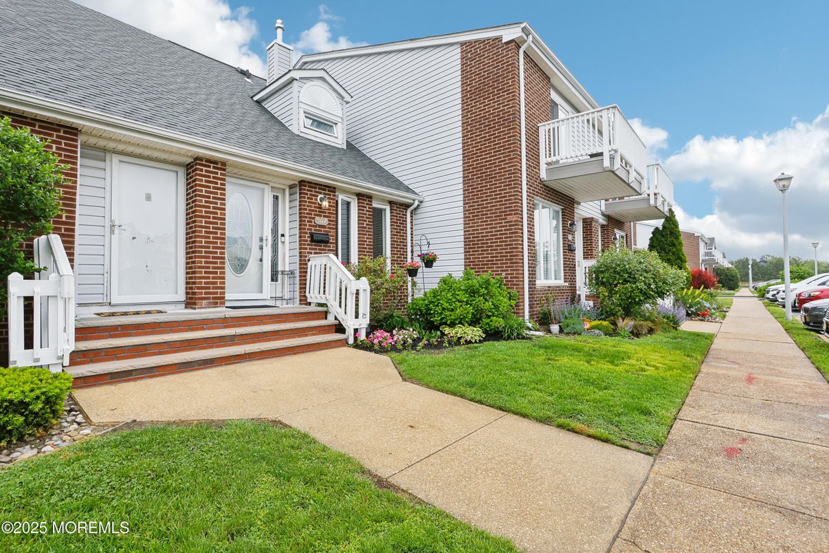 Exterior, Facade, Brick Facade, Cape Cod
