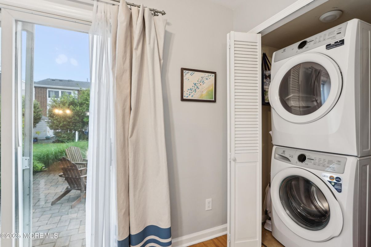 Interior, Utility Closets, Washer, Wood Texture Flooring