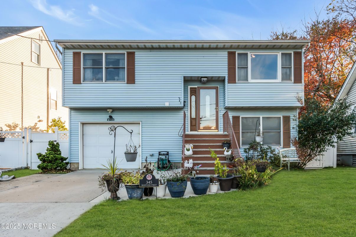 Attached, Exterior, Facade, Raised Ranch