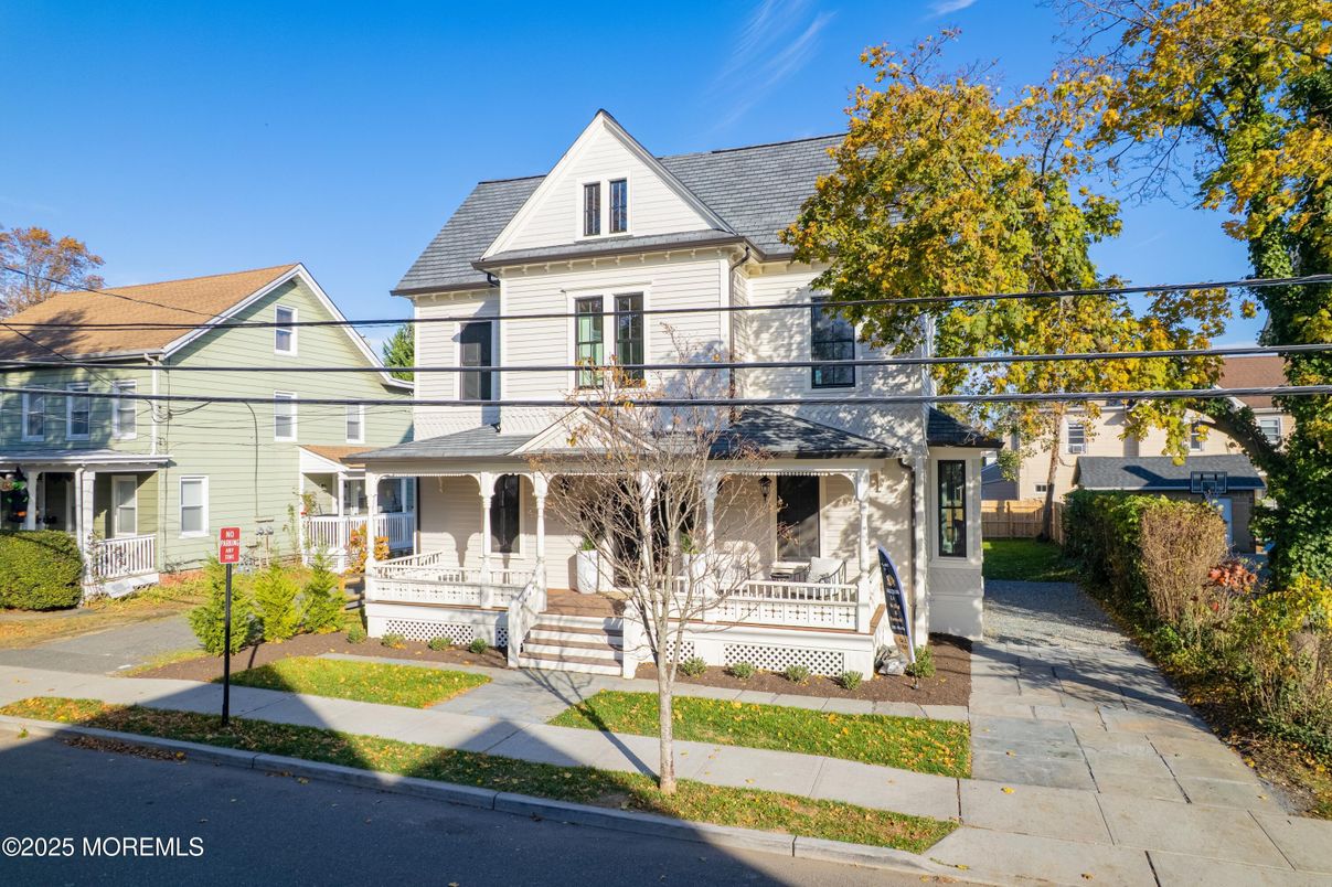 Exterior, Facade, Queen Anne Victorian