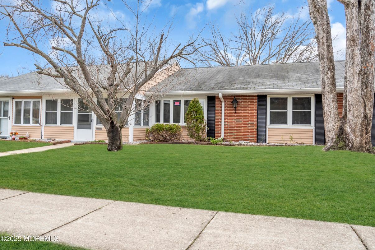 Exterior, Facade, Brick Facade, Ranch