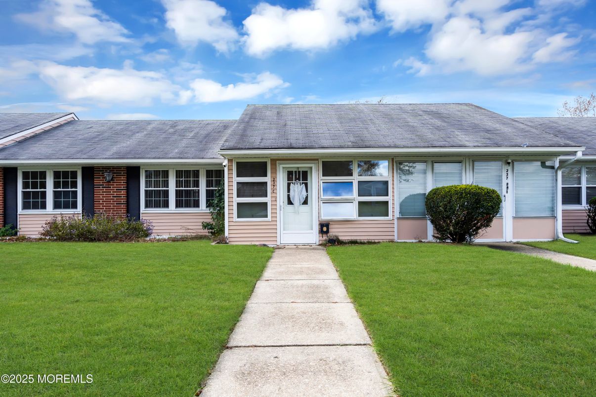 Exterior, Facade, Ranch