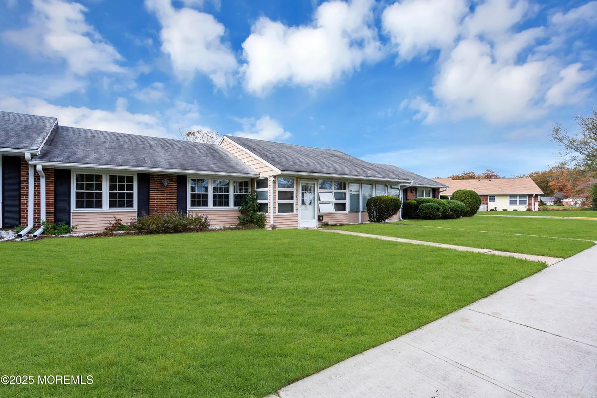 Exterior, Facade, Ranch