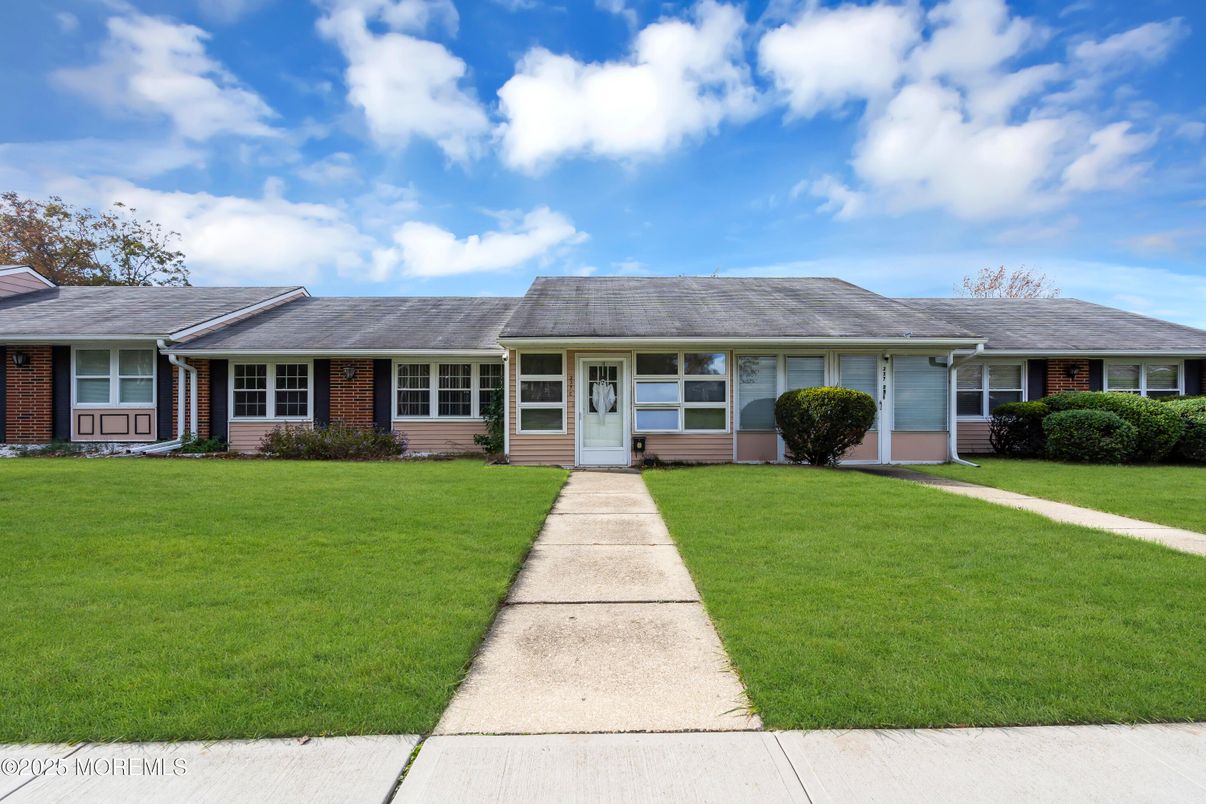 Exterior, Facade, Ranch