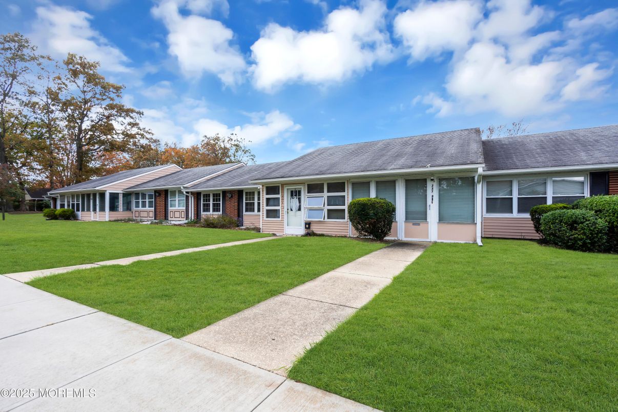 Exterior, Facade, Ranch