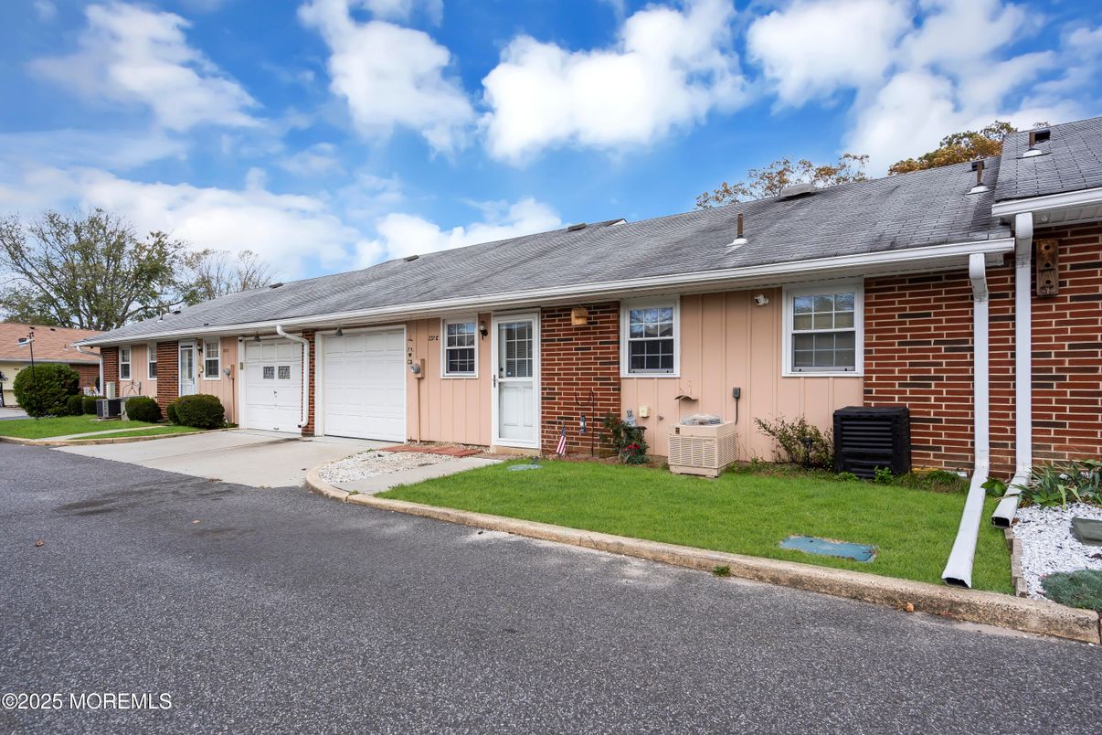 Attached, Exterior, Facade, Brick Facade, Ranch