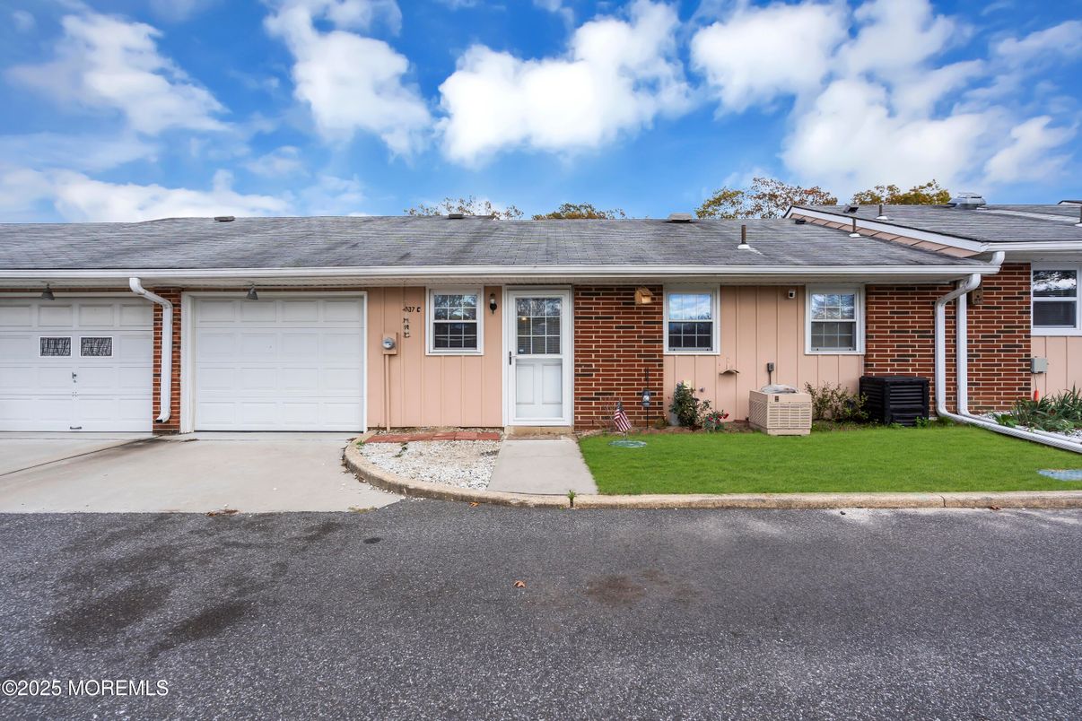 Attached, Exterior, Facade, Brick Facade, Ranch