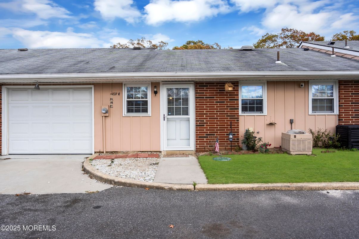 Attached, Exterior, Facade, Brick Facade, Ranch