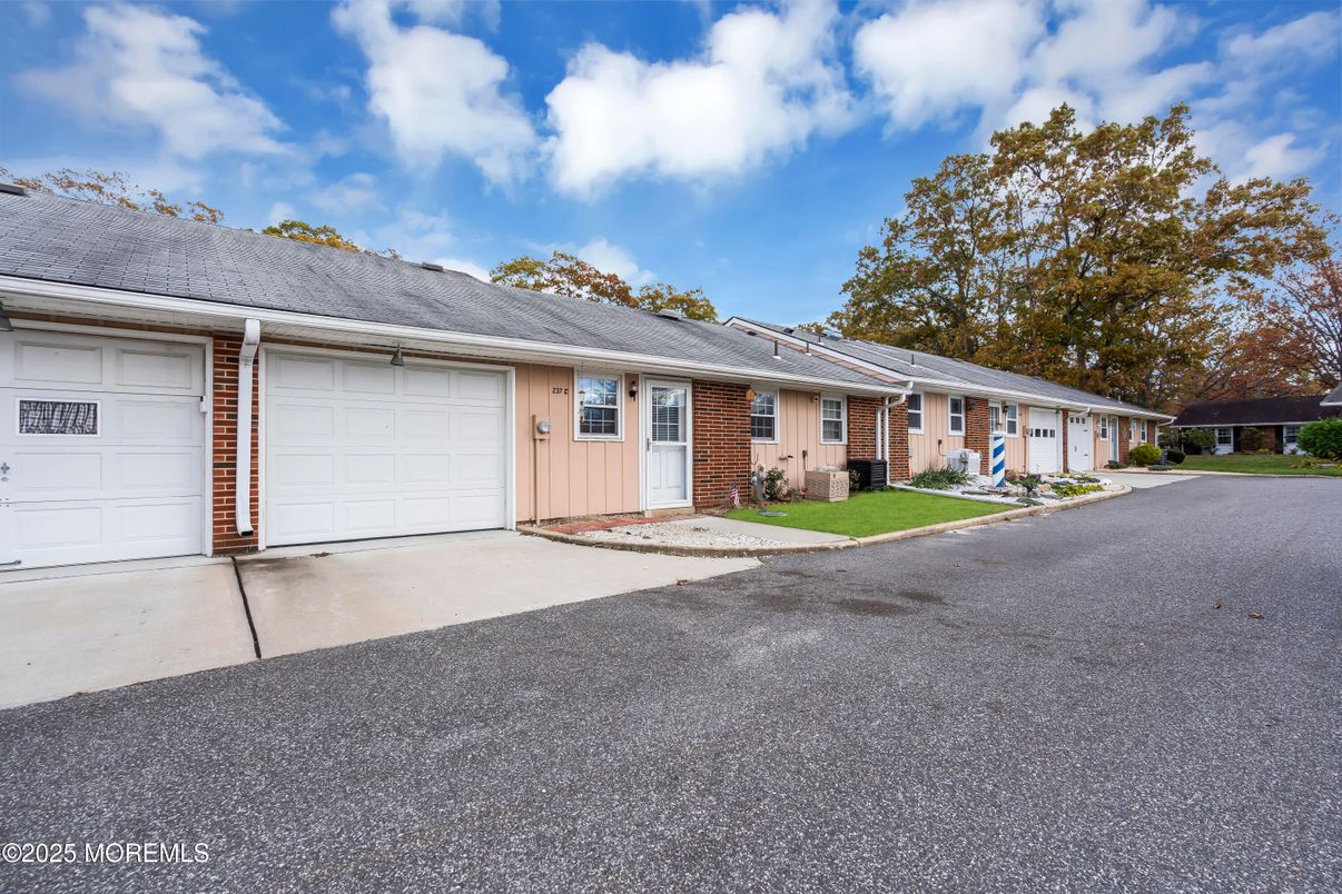 Attached, Exterior, Facade, Brick Facade, Ranch