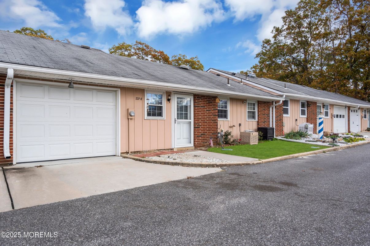 Attached, Exterior, Facade, Brick Facade, Ranch