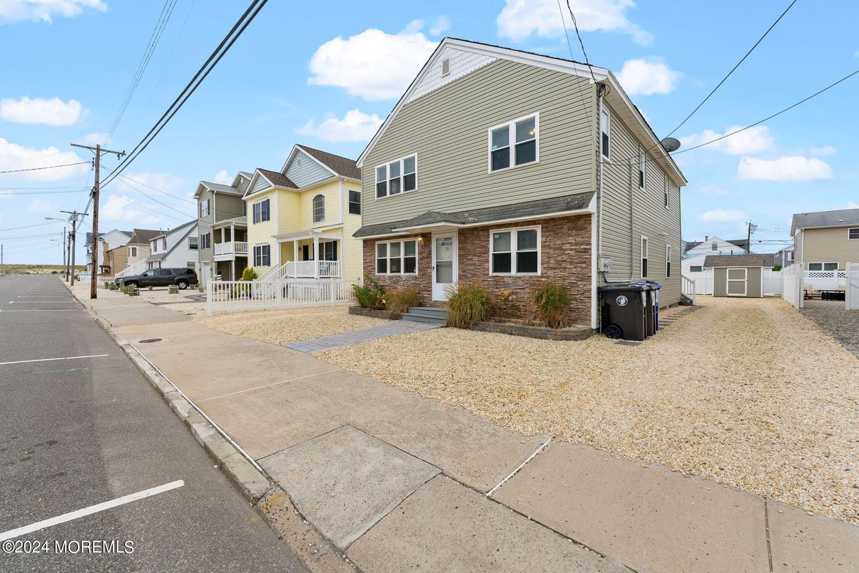 Exterior, Facade, Brick Facade, Queen Anne Victorian