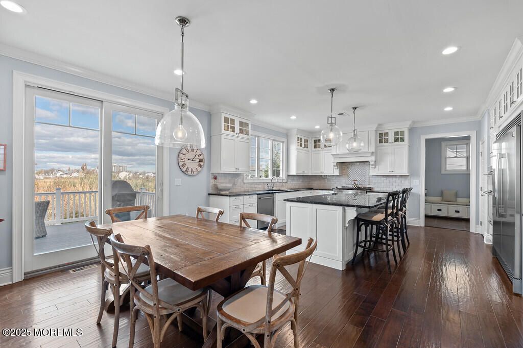 Dining room, Interior, Kitchen, Pendant Lights, Recessed Lighting, Wood Texture Flooring