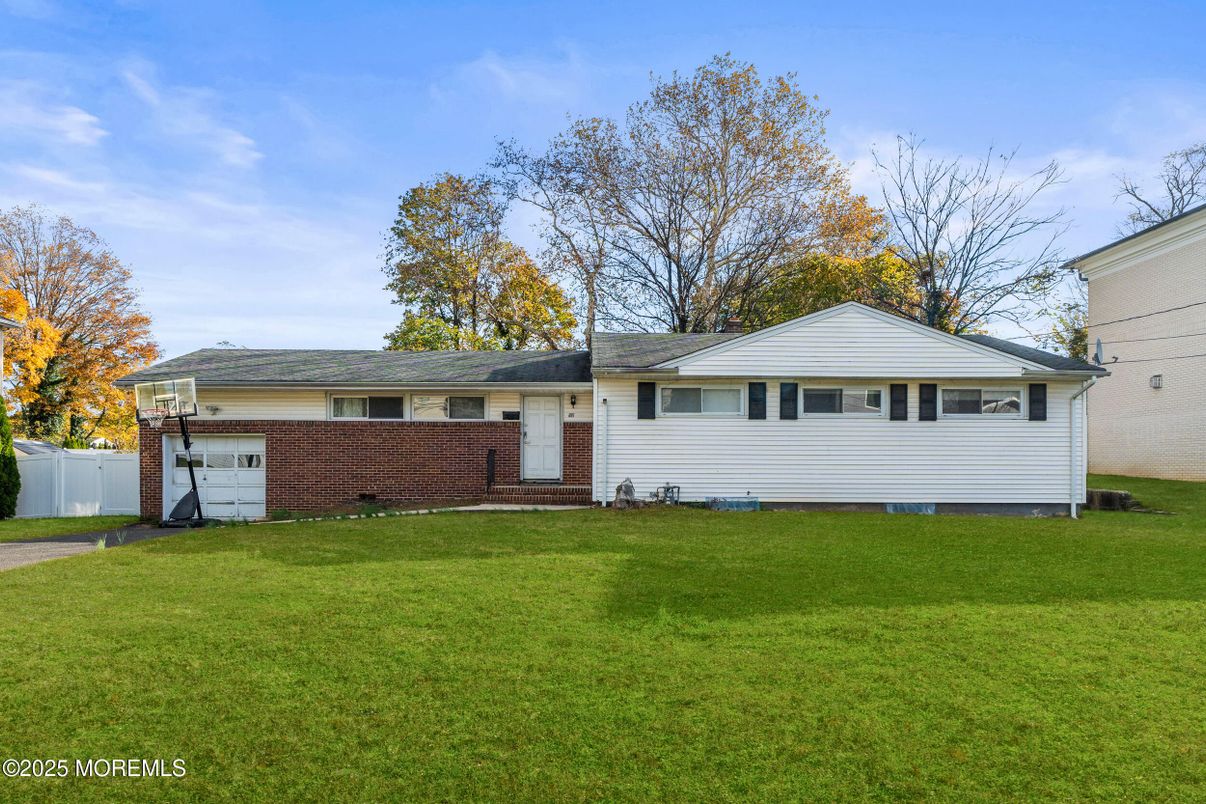 Attached, Exterior, Facade, Brick Facade, Split Level