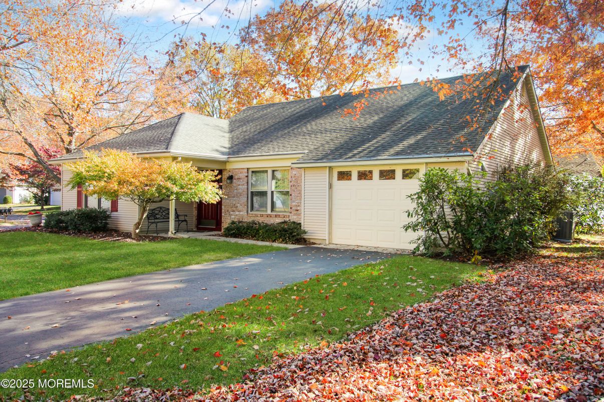 Attached, Exterior, Facade, Cape Cod