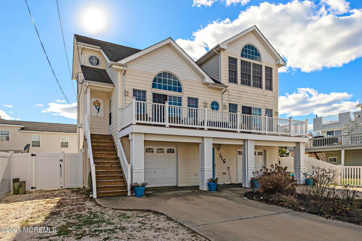Attached, Exterior, Facade, Farmhouse