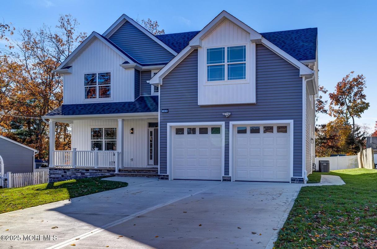 Attached, Exterior, Facade, Farmhouse