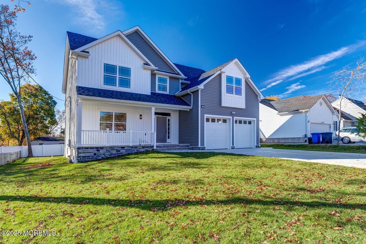 Attached, Exterior, Facade, Farmhouse
