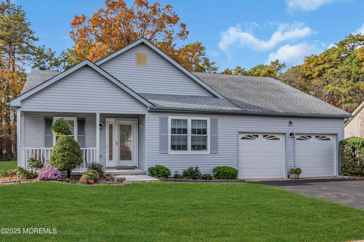 Attached, Exterior, Facade, Ranch