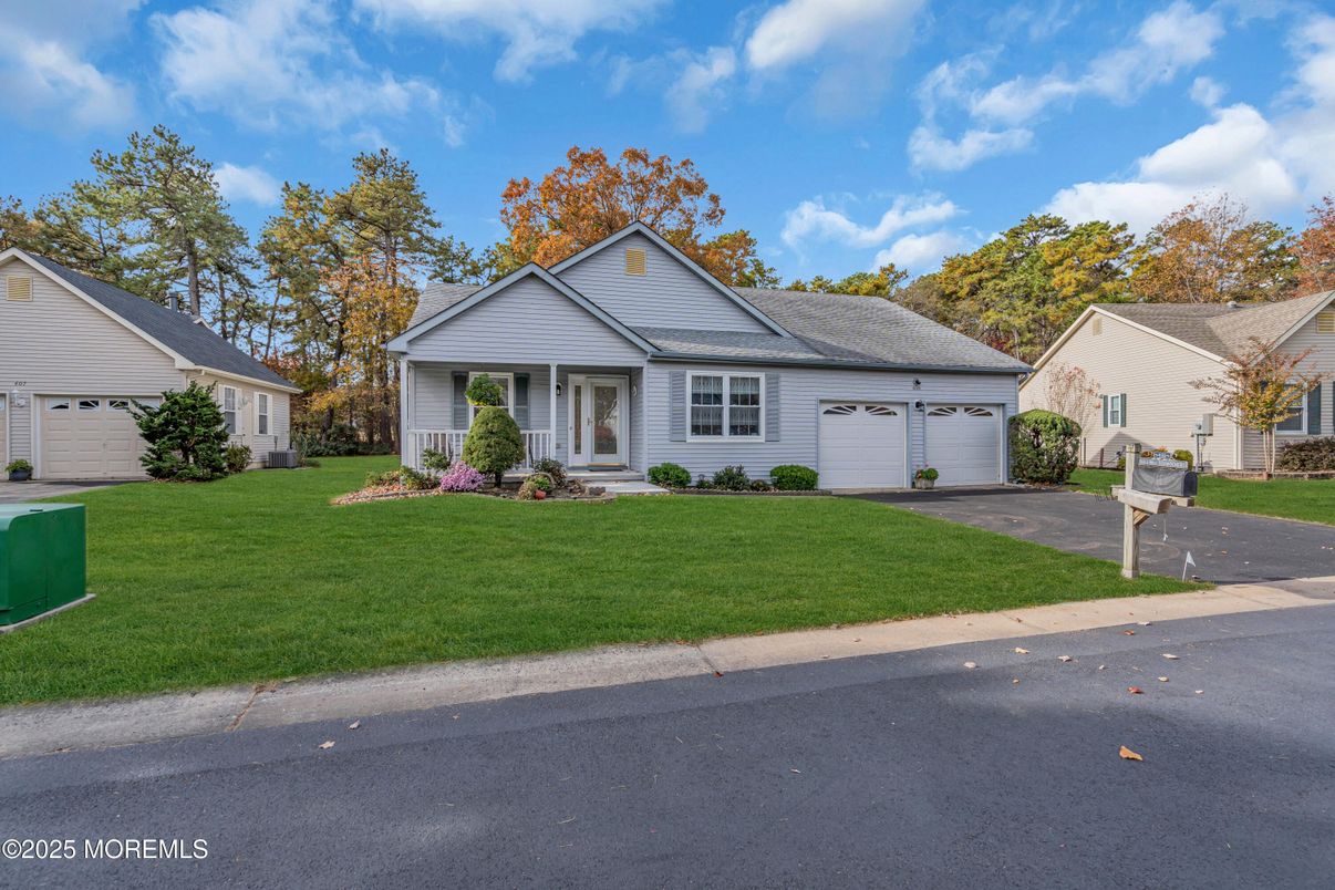 Attached, Exterior, Facade, Ranch