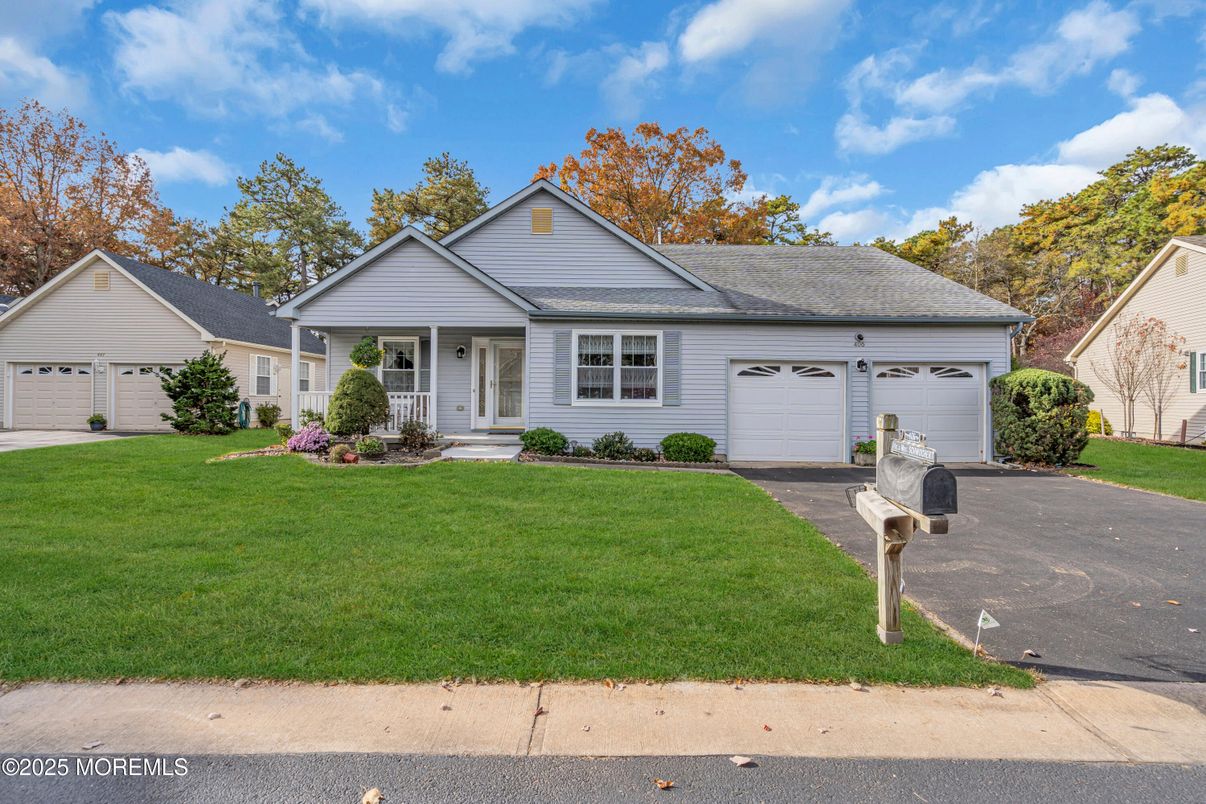 Attached, Exterior, Facade, Ranch