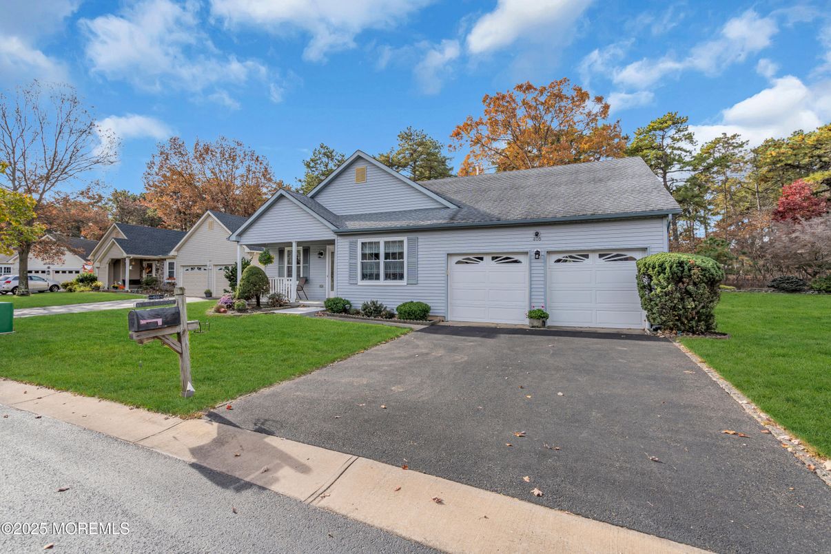 Attached, Exterior, Facade, Cape Cod