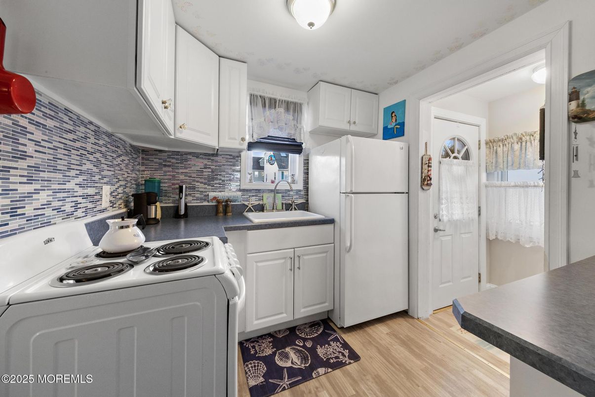 Interior, Kitchen, Washer, Wood Texture Flooring
