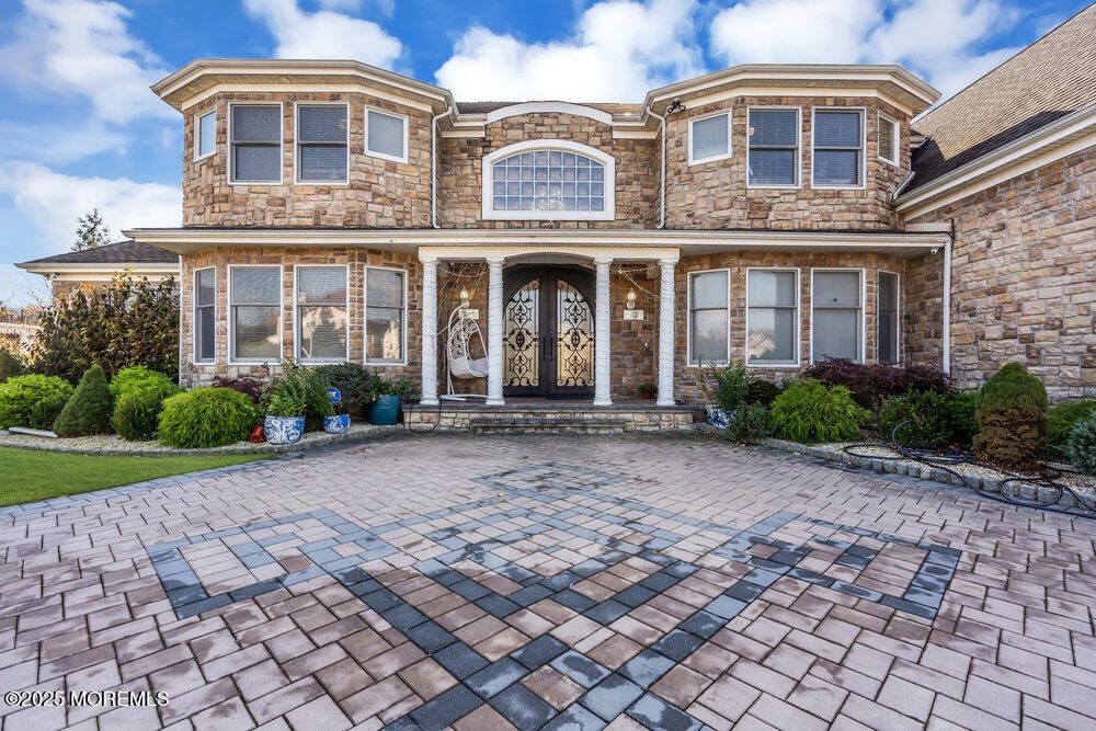 Exterior, Facade, Rowhouse