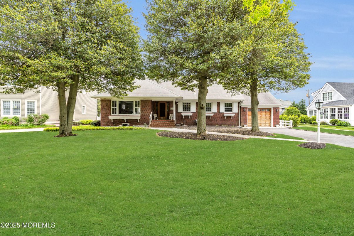 Exterior, Facade, Brick Facade, Ranch