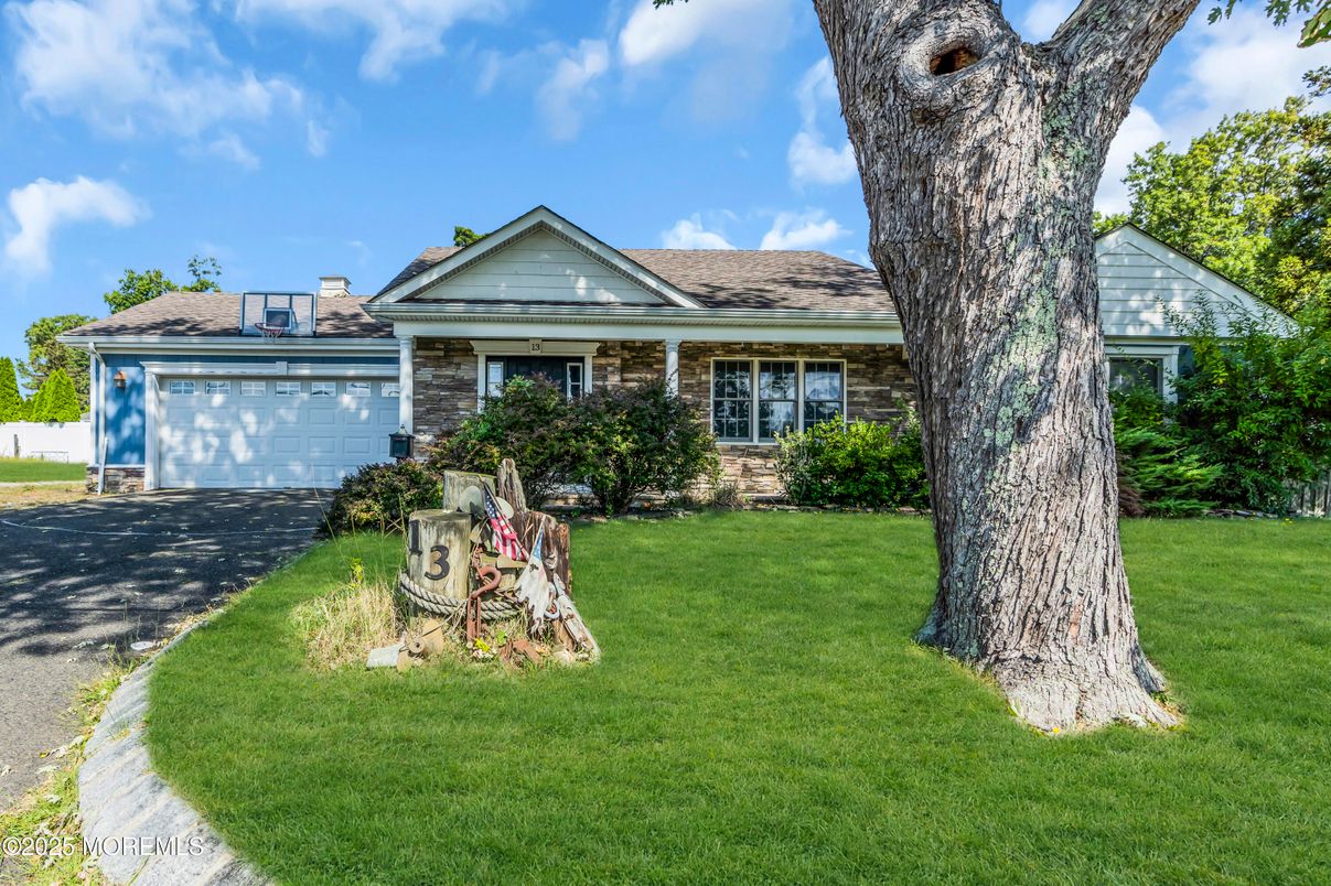 Attached, Exterior, Facade, Ranch