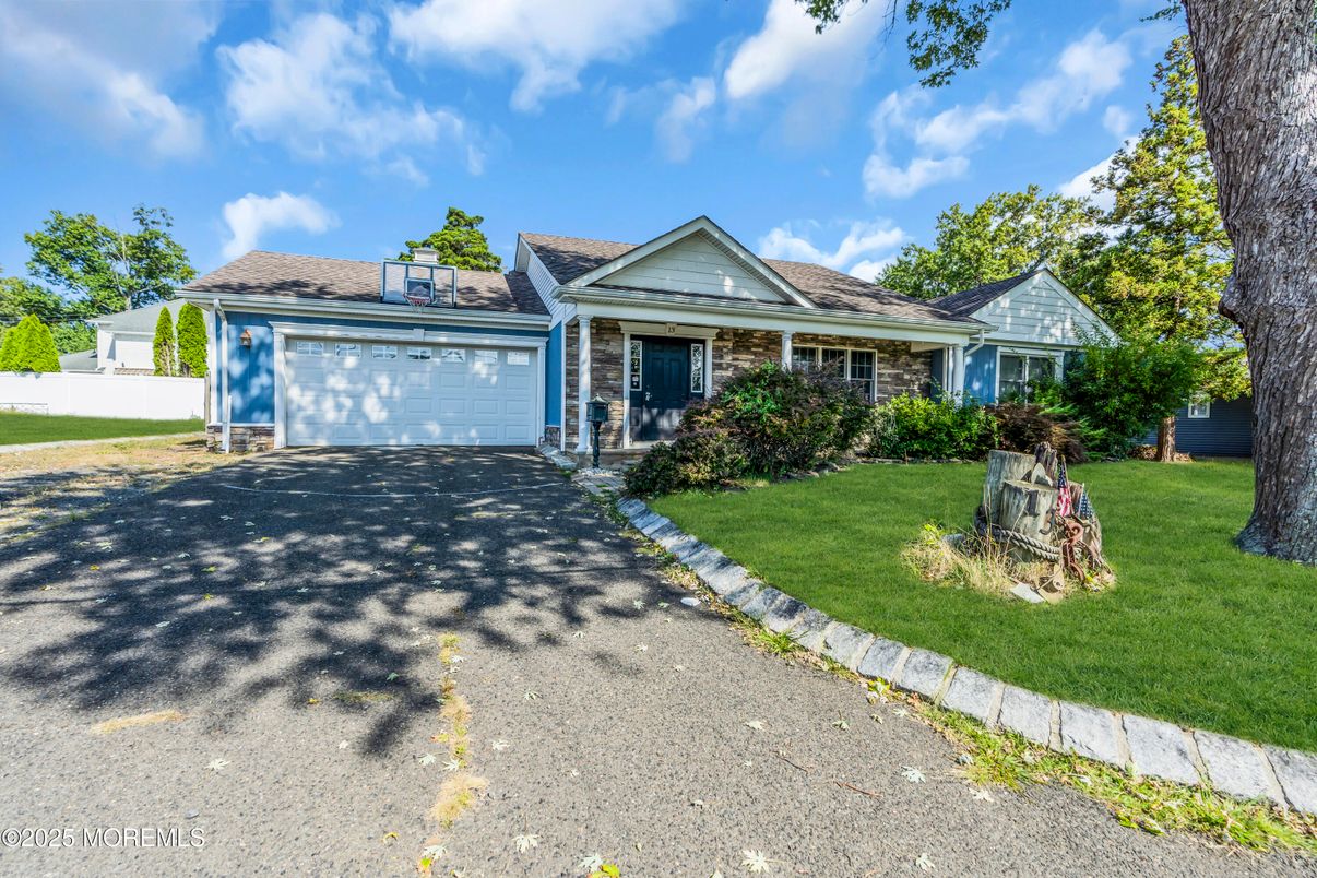 Attached, Exterior, Facade, Cape Cod