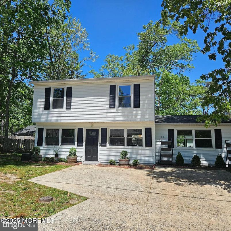 Exterior, Facade, Split Level