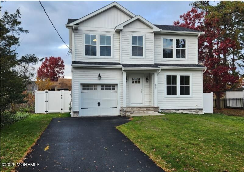 Attached, Exterior, Facade, Farmhouse