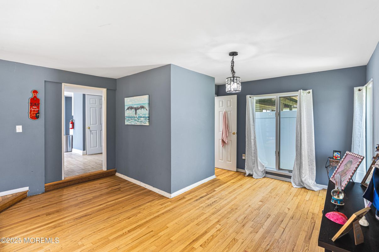 Empty room, Interior, Pendant Lights, Wood Texture Flooring