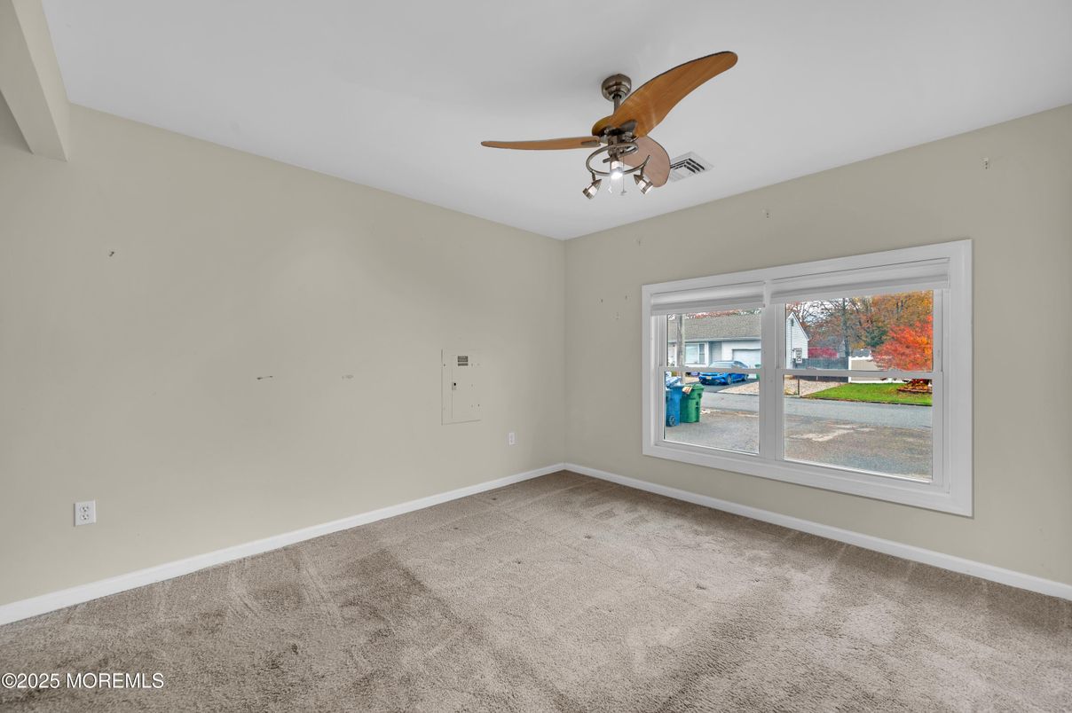 Empty room, Interior