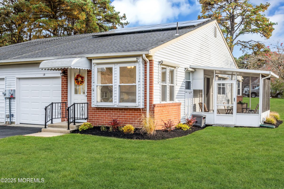 Attached, Exterior, Facade, Cape Cod