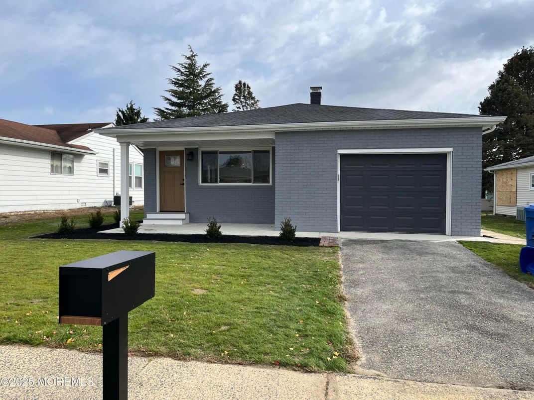 Attached, Exterior, Facade, Ranch