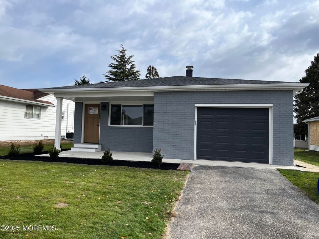 Attached, Exterior, Facade, Ranch