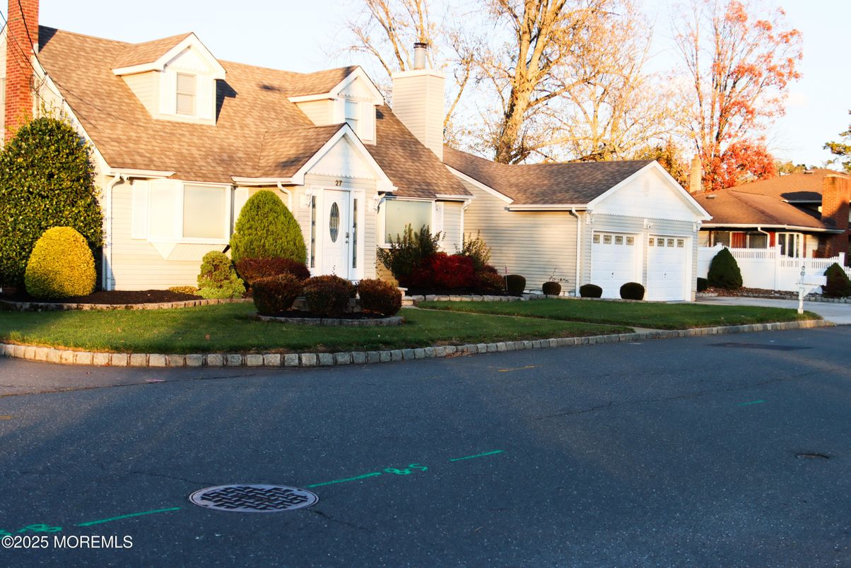 Attached, Exterior, Facade, Cape Cod