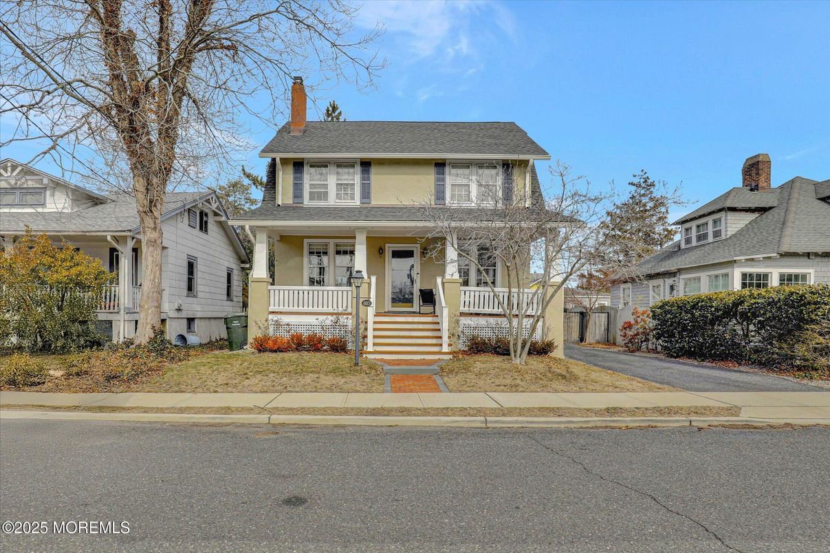 Exterior, Facade, American Foursquare