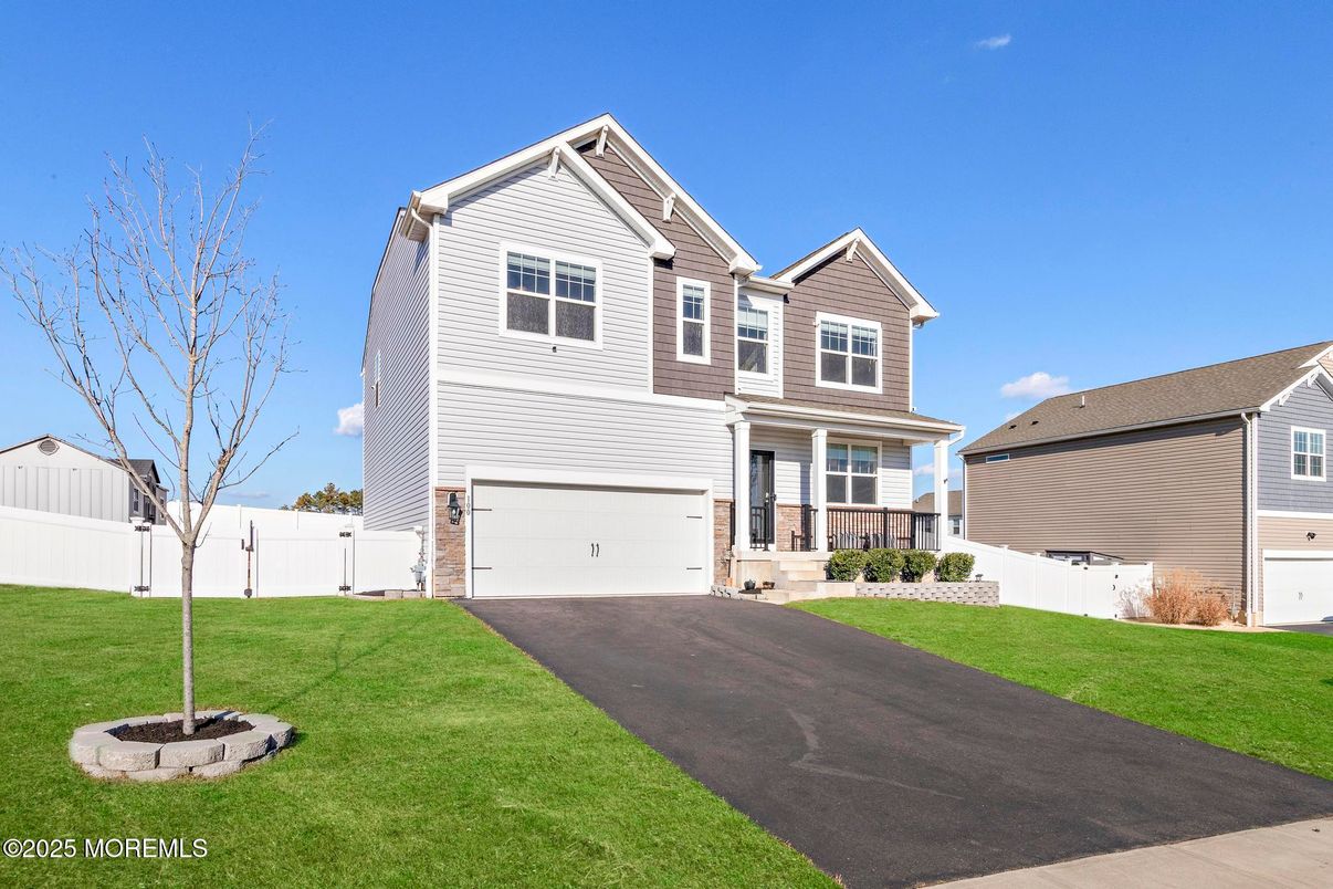 Attached, Exterior, Facade, Farmhouse