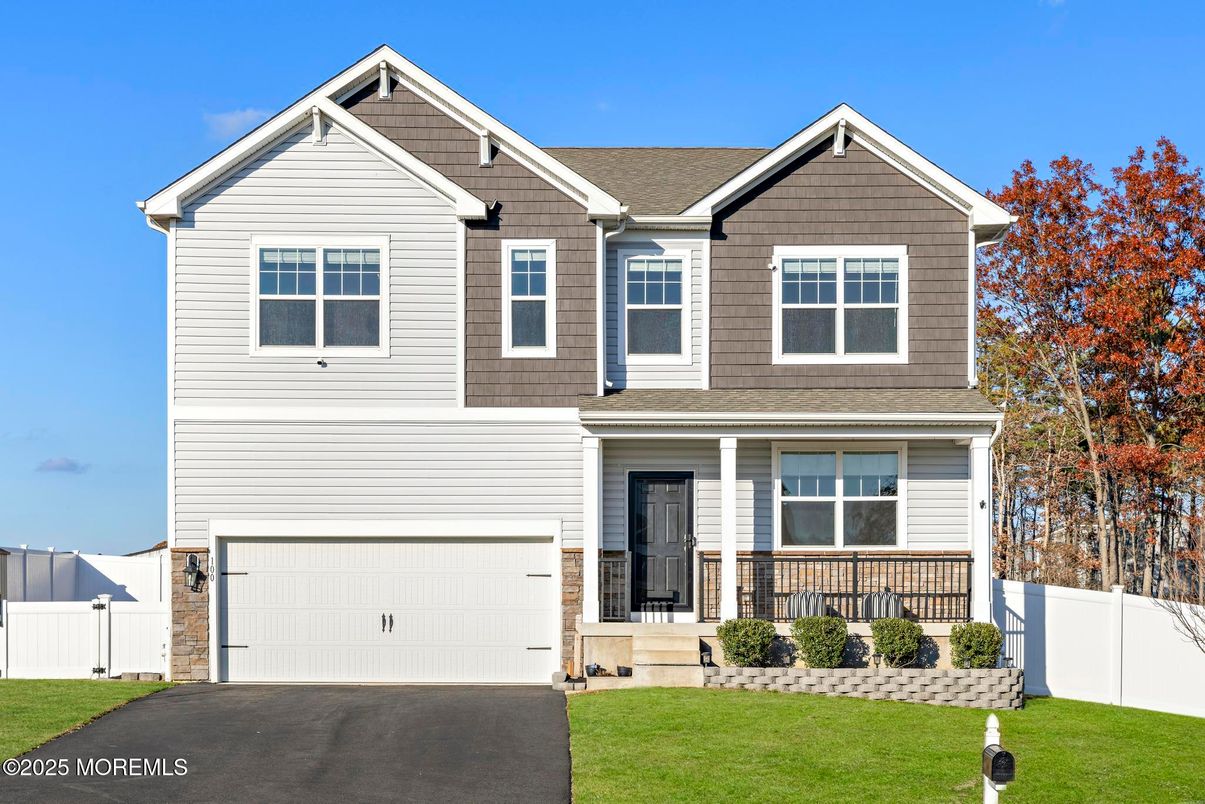 Attached, Exterior, Facade, American Craftsman