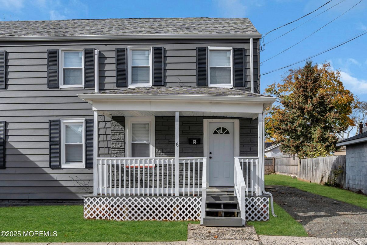 Exterior, Facade, American Foursquare