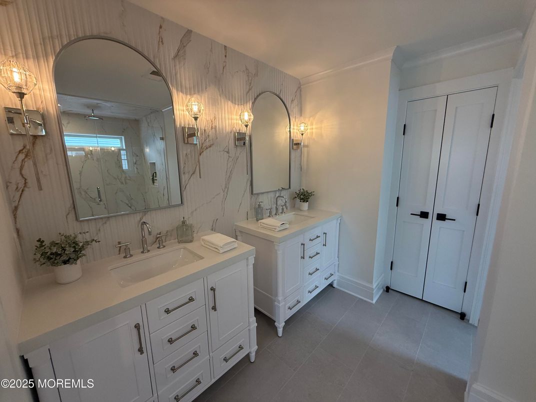 Bathroom, Dual Sink Vanities, Interior