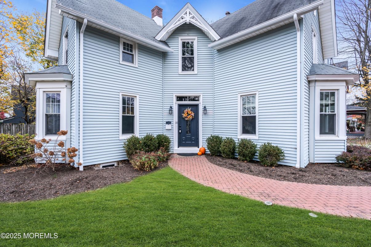 Exterior, Facade, Georgian