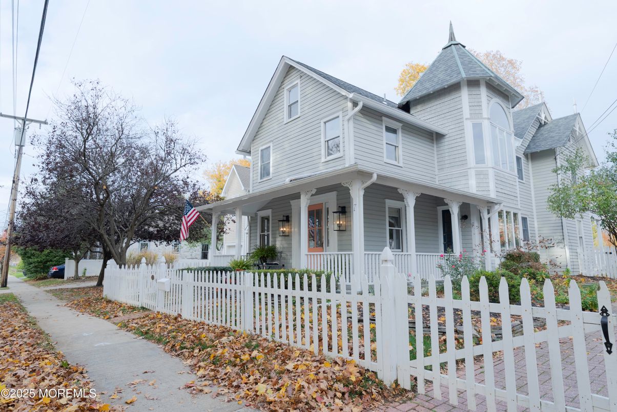 Exterior, Facade, Queen Anne Victorian