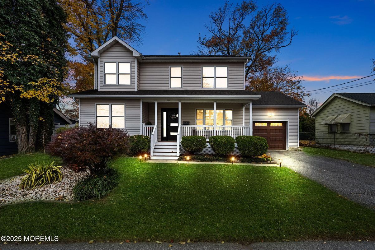 Attached, Exterior, Facade, Farmhouse