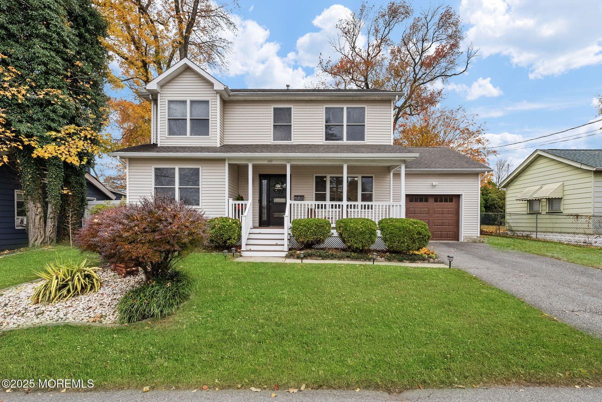 Attached, Exterior, Facade, Farmhouse