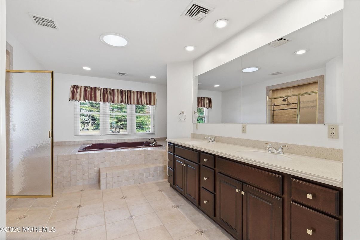 Bathroom, Dual Sink Vanities, Interior, Recessed Lighting